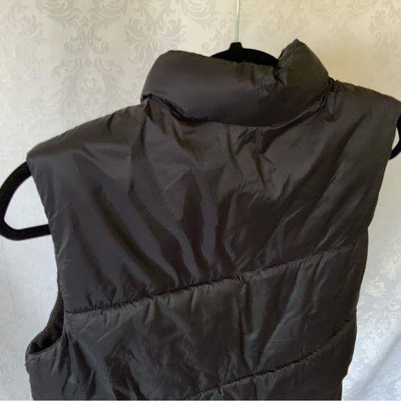 Black Vest, puffer style, lined in black. Full zip. Boys Old Navy - Picture 4 of 6